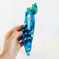 בית מזוזה מאפוקסי קריסטלי שקוף במילוי צדפים – עבודת יד