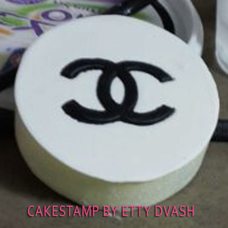 Gucci fondant embosser  Gucci cake, Logo cookies, Cake decorating