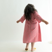 שמלה מדגם דניאלה עם דוגמה של משבצות באדום ולבן, באווירת בא לי חופשה באיטליה - אחרונה במלאי במידה 14