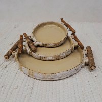 יצירה פיסולית בהשראה אתנית עם ידיות ענף טבעי