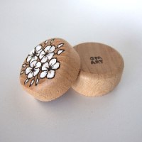 קופסת עץ לטבעת עם דוגמת פרחים לבנים - פירוגרפיה