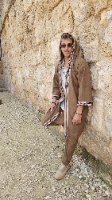 גבר לובש קימונו קורדרוי עם קפוצ'ון ועיטורים אתניים.