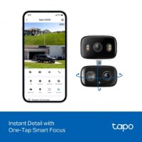 מצלמת אבטחה Tp-Link Tapo C246D – שתי יחידות מצלמה שחורות וסמארטפון עם האפליקציה שלהן וכיתוב על פוקוס חכם