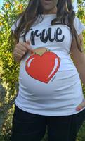 חולצת הריון  True Love חולצת לבנה עם תינוק מציץ מלב