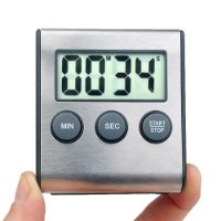 טיימר דיגיטלי למטבח Miracase MKT900 – יד אוחזת בטיימר דיגיטלי כסוף עם מסך המציג 00 34 וכפתורים עגולים