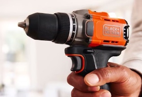 מברגה/מקדחת פטיש מבית בלאק אנד דקר – Black+Decker BCD383D1XC-QW עם אחיזה רכה ונוחה
