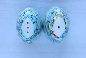 זוג מלחיה ופלפליה אסימטריות מפורצלן בגווני טורקיז וירוק עם נגיעות כתום
