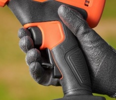 מזמרת גיזום חשמלית מבית Black+Decker BCPP18D1 18V ידית אחיזה רכה לנוחות ובטיחות.