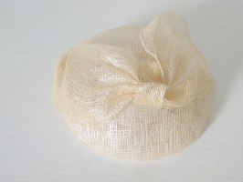 כובע מעוצב בצבע שמנת לכלות ואירועים מיוחדים