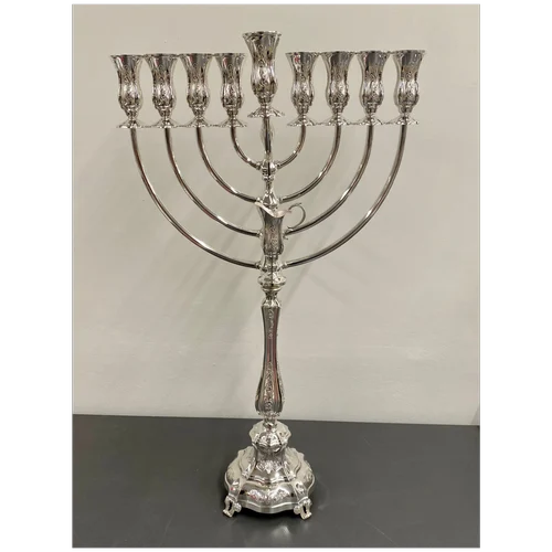 חנוכייה בציפוי כסף טהור בשילוב כד שמן דגם מעוטר
