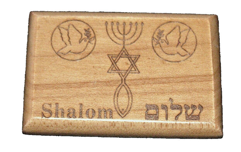 מגנט עץ זית עם סמלים יהודיים מנורה, יונת שלום, מגן דוד