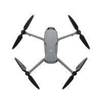רחפן עם שלט חכם DJI Air 3S Combo + RC2 – המוצר בצבע אפור בהיר עם פרופלורים שחורים וקצוות כתומים