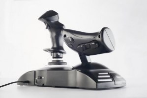 בקר Thrustmaster T.Flight Hotas One PC/Xbox – פריט בודד בקר טיסה שחור עם מוט היגוי וידית מצערת מחוברים לבסיס