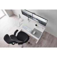 משטח לעכבר Razer Pro Glide 36X27 – פריט בודד אפור מונח על שולחן עבודה לבן ועליו עכבר לבן עם חוטי