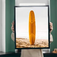 "Yellow Surfboard" תמונת קנבס סגנון Coastal -הדפס צילום גלשן צהוב על רקע הים בסגנון וינטאג'