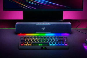 סאונדבר Razer Leviathan V2X – המוצר ממוקם מתחת למסך מחשב ומואר בתאורת RGB צבעונית USB