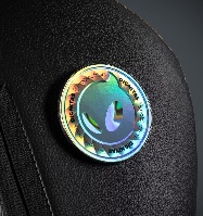 צילום מקרוב של לוגו בכיסא Noblechairs HERO Dignitas Edition