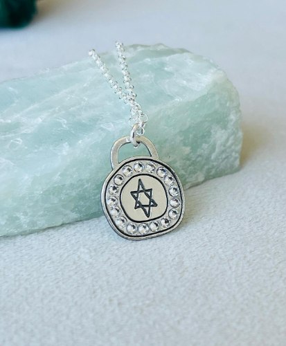 שרשרת משובצת עם מגן דוד
