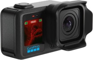 מצלמת אקסטרים GoPro Mission 1 Pro Grip Edition – מצלמה שחורה מוצגת בזווית עם עדשה ומסך המציג תמונה אדמדמה USB