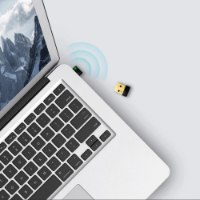 מתאם רשת אלחוטי Tp-Link USB TL-WN725N Nano – שני מתאמים אלחוטיים אחד מחובר למחשב נייד מואר והשני מונח לידו