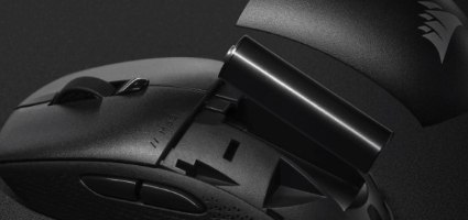 עכבר גיימינג אלחוטי Corsair M55 Wireless – מכסה עליון פתוח וסוללה המוכנסת לתא