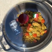 סיר נון סטיק ביוקרמי 24 ס”מ נפח 3.5 ליטר Risoli Vinum – פריט בודד המכיל תבשיל אורז ומכוסה במכסה שקוף עם תווית
