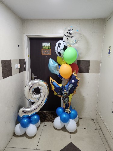 זר בלונים לילד משולב דמות ובלון כיתוב אישי
