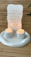 סט הדלקת נרות שבת – מעמד ברכה, פמוטי „שבת שלום” ומגש אמורפי