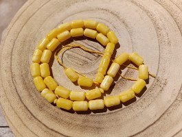 מסבחה  שרף מודרנית במראה ענבר צהוב-חלמון – עיצוב משויש חגיגי