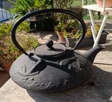 קומקום תה אסייתי מסורתי מברזל יצוק כבד – שחור פחם עם עיטורי תבליט