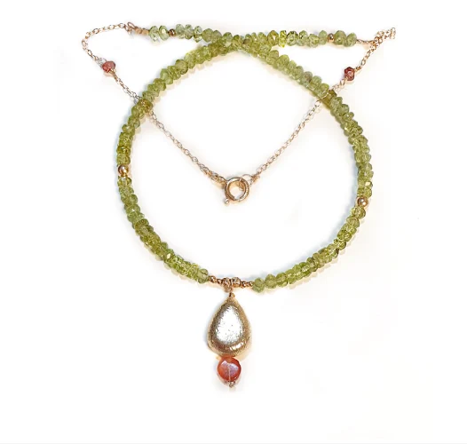 שרשרת אבני פרידוט PERIDOT ירוק דשא קלת משקל עםף תליון זהוב ואבן כתומה קרנליאן