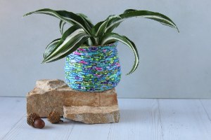 עציץ קטן עם חור ניקוז בגווני טורקיז, ירוק, סגול וורוד