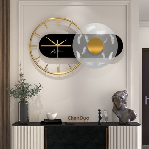 שעון קיר גדול בעיצוב ייחודי, שעון פרזול מוזהב עם אלמנטים עגולים בשכבות בצבע שחור, לבן חצי שקוף