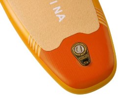 גלשן סאפ מתנפח Aqua Marina Fusion BT-26FUP – שסתום ניפוח שחור ואפור ממוקם על גבי משטח הגלשן הכתום