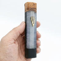מזוזה יוקרתית מעץ זית ואפוקסי שחור – 15 ס"מ