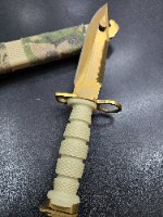 סכין מוזהבת ונרתיק קשיח כולל חיבור לאמ16 M4 וחותך פלדה