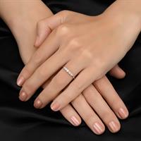 טבעת היהלום שבכתר משובצת יהלומים בזהב לבן או צהוב 14 קראט