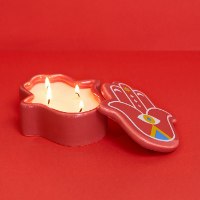 נר בקופסת קרמיקה חמסה צבעונית Lucky Hand – אדום פוקסיה - מארז לא מושלם