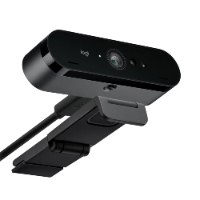 מצלמת רשת Logitech Brio 4K – מצלמה שחורה במבט אלכסוני מורכבת על מעמד קליפס שחור