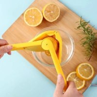 מסחטת הדרים ולימונים מתקפלת SqueezePro לסחיטה מקסימלית במינימום מאמץ
