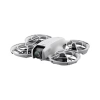 רחפן ללא שלט DJI Neo – רחפן אפור-לבן עם מדחפים מוגנים ומצלמה קדמית על רקע לבן