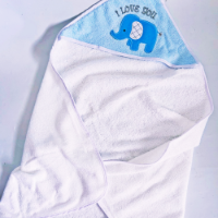 מגבת רכה לתינוק|מגבת עם קפוצ'ון לעיטוף התינוק |מגבת עם כובע לתינוק צבע לבן ותכלת | טקסטיל לתינוקות |