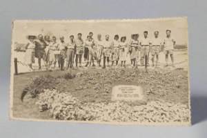 לוט של 2 פרטי אספנות בנושא הרצל- ספרון מזכרת בספרדית ותמונה קבוצתית וינטאג', ישראל שנות ה- 50