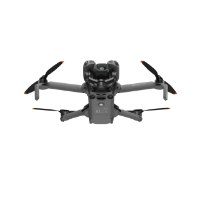 רחפן DJI Mini 5 Pro – פריט בודד אפור עם ארבעה פרופלורים וקצוות כתומים מוצג במרכז התמונה