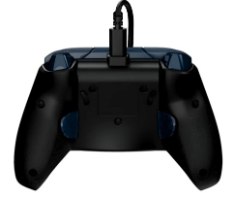 בקר משחק חוטי Turtle Beach Rematch Advanced Wired Glitch Green – גב בקר שחור-כחול עם כבל מחובר.