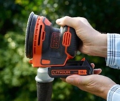 Black+Decker BDCROS18N-XJ – מלטשת אקצנטרית נטענת עם אחיזה רכה ונוחה.