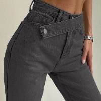 ג'ינס בגזרה רחבה עם חגורת אלכסון