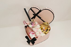 קופסא מעוצבת לב- יין ושוקולדים