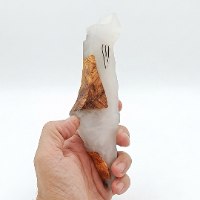 מזוזה מעוצבת צורת מפת ישראל – לבן פנינה ועץ זית