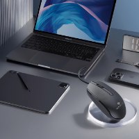 עכבר חוטי Miracase MM10 – עכבר חוטי שחור מחובר למחשב נייד על שולחן אפור